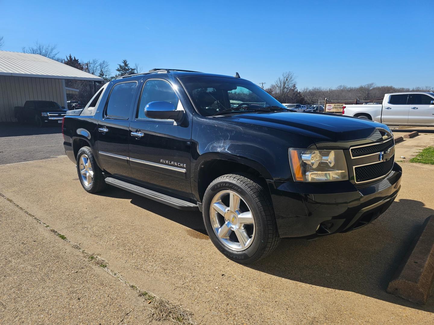 2010 BLACK /BLACK Chevrolet Avalanche LTZ 4WD (3GNVKGE03AG) with an 5.3L V8 OHV 16V FFV engine, 4-Speed Automatic transmission, located at 533 S Seven Points BLVD, Seven Points, TX, 75143, (430) 255-4030, 32.313999, -96.209351 - Photo#1